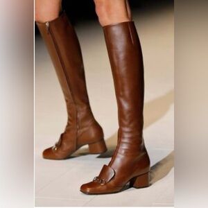 Elegant Gucci brown leather Horsebit knee-high boots (with dust bag).